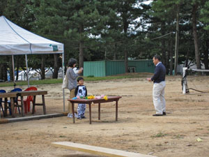 羽子板の羽のようなものをサッカーのリフティングのようにする韓国の伝統的な遊び