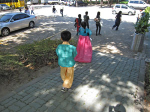 ハンボック（韓国の伝統的衣装）を着た子供たち