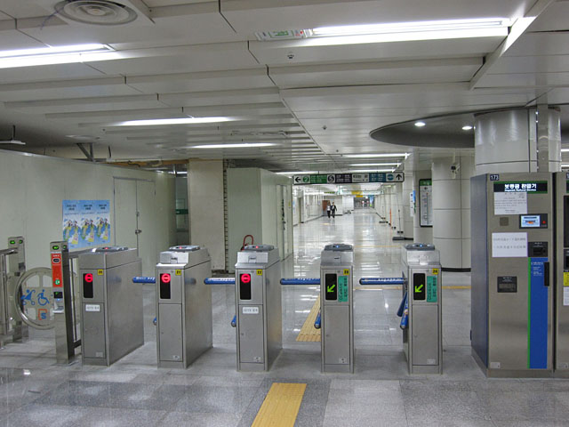 往十里（ワンシムニ）駅の改札