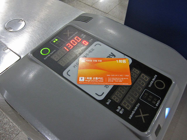 改札機にある読み取り機械に置いた1回用交通カード